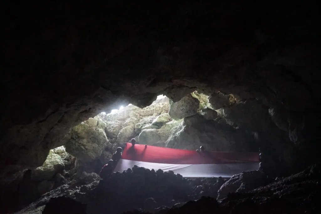 Pengibaran bendera merah putih di gua