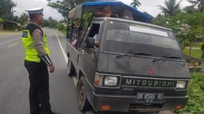 Sopir Pikap Ditegur Polisi gegara Bawa Penumpang 