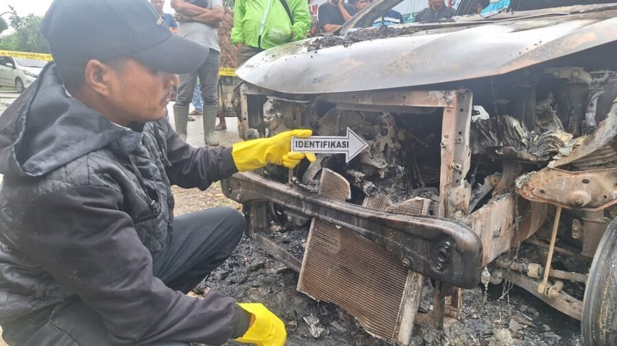 Mobil terbakar